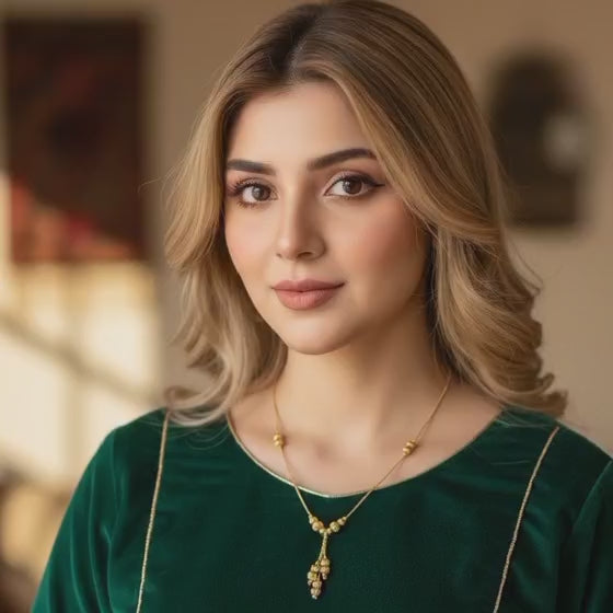 Elegant Gold Necklace Set with Ornate Pendant